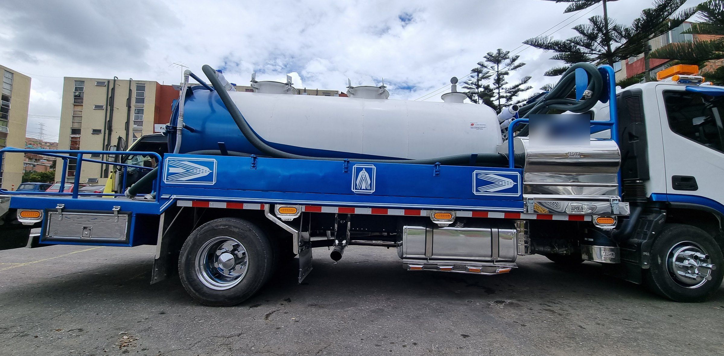 Equipo tipo vactor azul y blanco fabricado por Aliado Industrial, montado sobre camión, visto de perfil