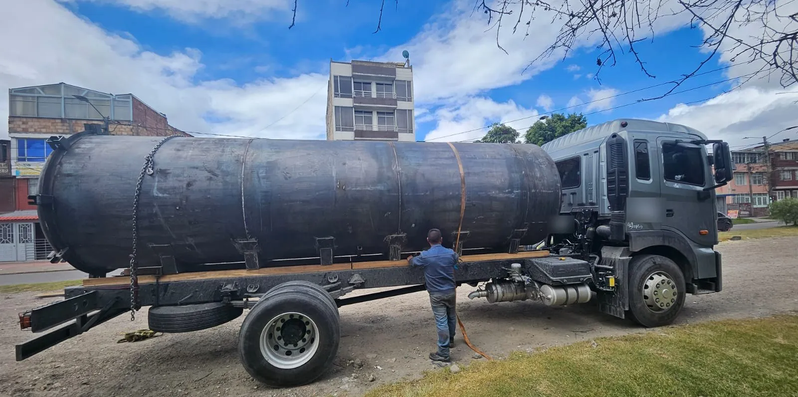 Tanque de vacío de gran capacidad en acero, montado sobre el chasis de un camión